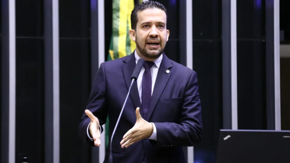 Quem é André Janones? Da fome à influência digital, conheça a trajetória do deputado que mobiliza milhões no Exército do Lula