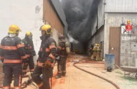 Incêndio atinge galpão de lavagem de tapetes em Ceilândia