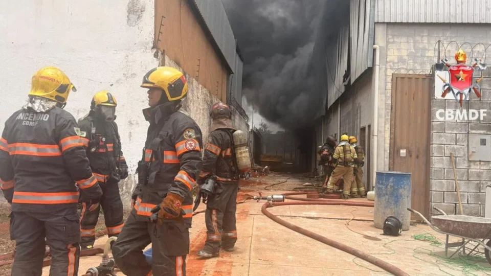 Incêndio atinge galpão de lavagem de tapetes em Ceilândia