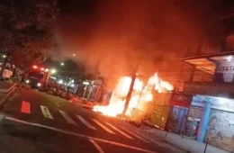 Incêndio destrói empresa de reciclagem e atinge escola infantil em Manaus