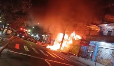 Incêndio destrói empresa de reciclagem e atinge escola infantil em Manaus