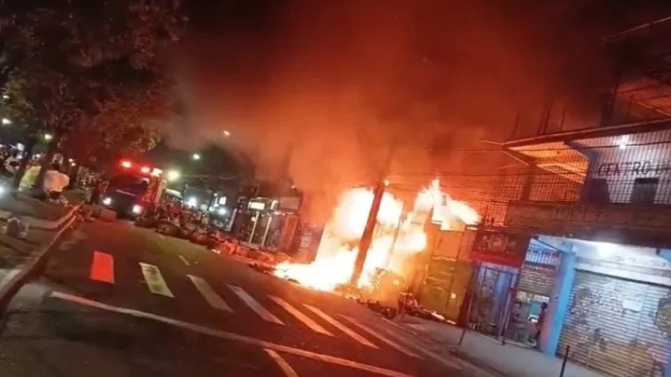 Incêndio destrói empresa de reciclagem e atinge escola infantil em Manaus
