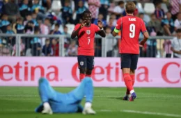 Kane marca duas vezes, Inglaterra vence Tchéquia e segue na cola da Espanha