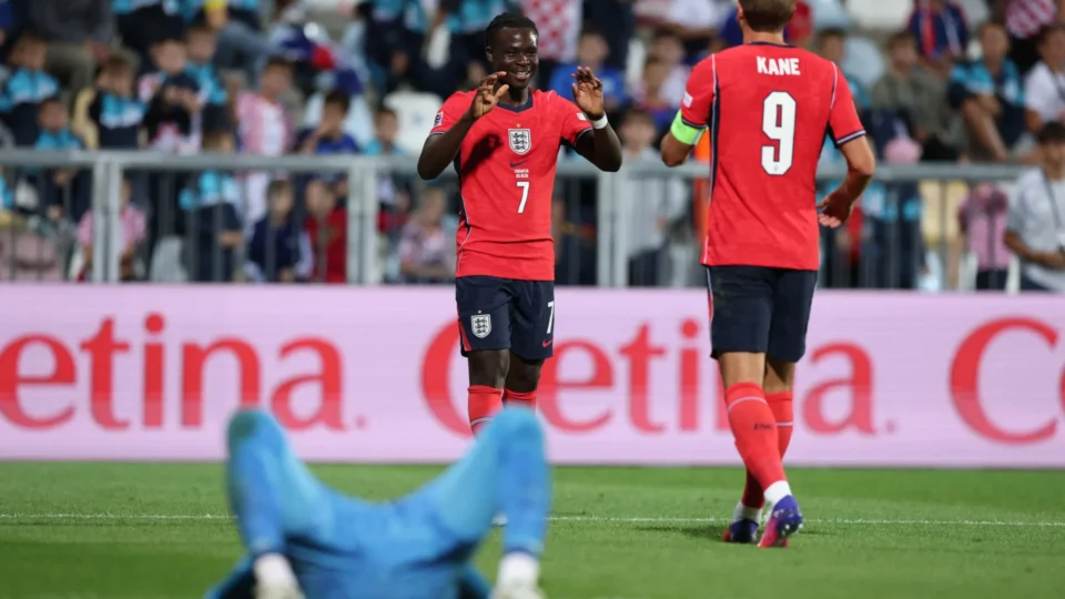 Kane marca duas vezes, Inglaterra vence Tchéquia e segue na cola da Espanha