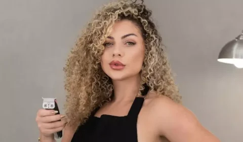 Barbeira nudista termina noivado após exigência do parceiro para mudar o corpo
