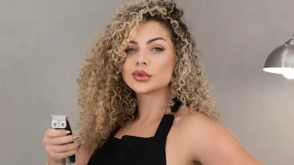 Barbeira nudista termina noivado após exigência do parceiro para mudar o corpo