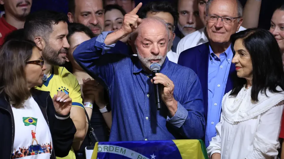 Reeleição de Lula: dólar dispara a R$ 5,60 e Bolsa despenca; o que acontece com a economia?