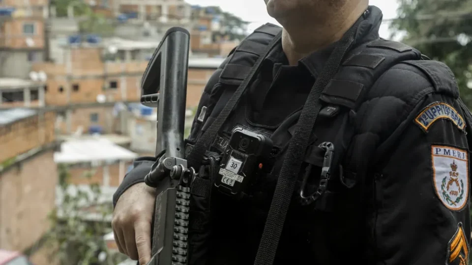 “Não temos saída”: moradores denunciam internet controlada pelo tráfico no Rio