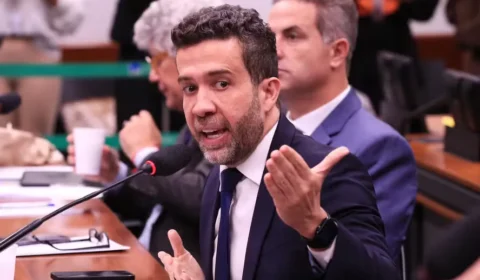 André Janones é internado na UTI após arritmia cardíaca depois de debate entre Lula e Flávio
