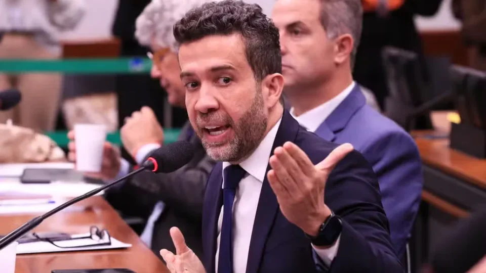 André Janones é internado na UTI após arritmia cardíaca depois de debate entre Lula e Flávio