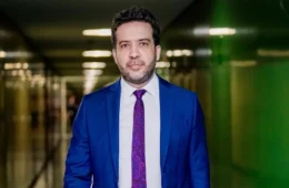 Defesa de Flávio afirma que Janones apagou fake news do grupo “Exército do Lula”
