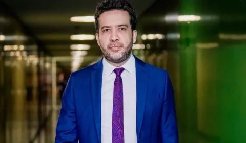Defesa de Flávio afirma que Janones apagou fake news do grupo “Exército do Lula”