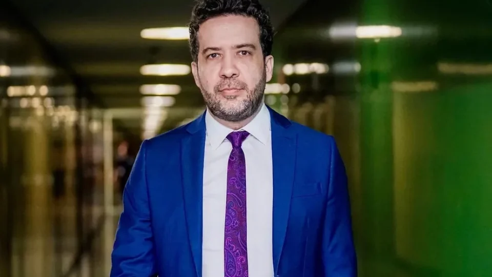 Defesa de Flávio afirma que Janones apagou fake news do grupo “Exército do Lula”