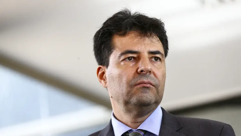 Uma eventual redução da oferta de crédito público poderia afetar as condições de financiamento habitacional, dependendo das medidas adotadas e da participação dos bancos privados.