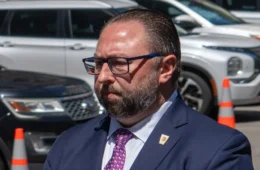 Jason Miller: quem é o assessor de Trump que providenciou jato a Flávio Bolsonaro