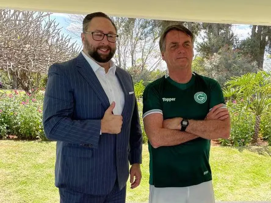 Jason Miller ao lado do ex-presidente Jair Bolsonaro. Foto: Reprodução