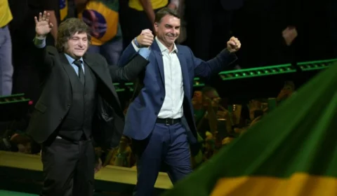 Milei publica montagem com líderes da direita nas Américas e inclui Flávio Bolsonaro