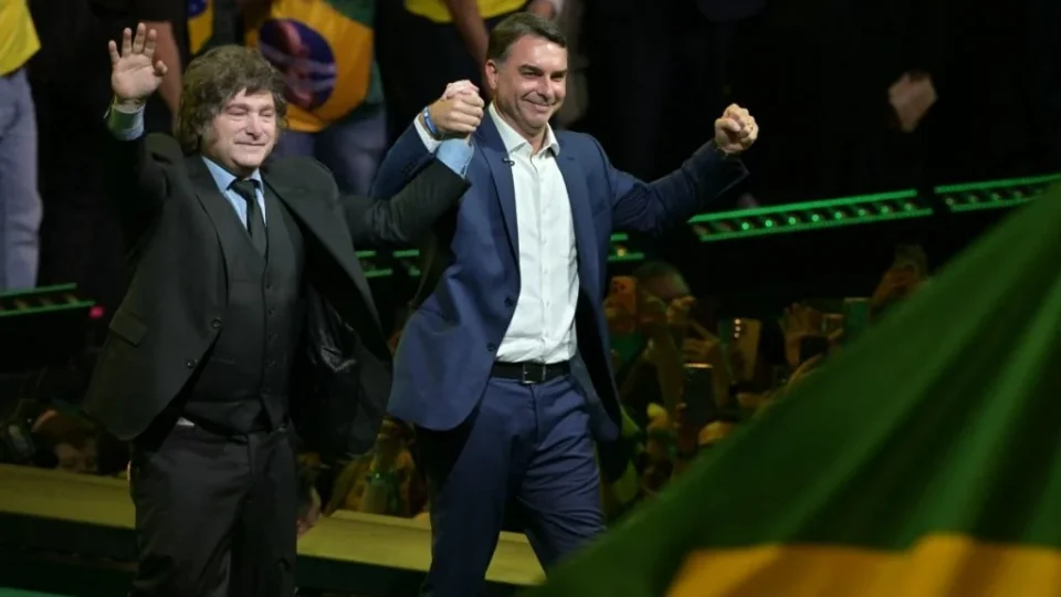 Milei publica montagem com líderes da direita nas Américas e inclui Flávio Bolsonaro