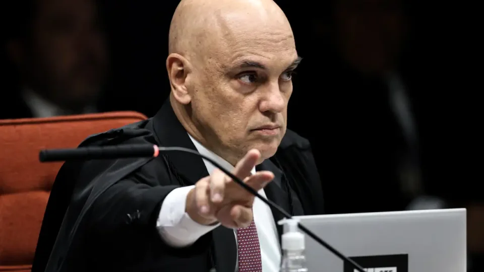 Moraes manda incluir mensagens de jornalista em inquérito após alerta da PF sobre sigilo da fonte