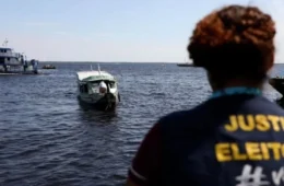 Eleitores usam barcos para chegar às urnas no Amazonas durante o segundo turno
