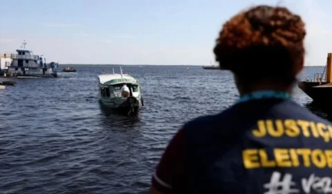 Eleitores usam barcos para chegar às urnas no Amazonas durante o segundo turno