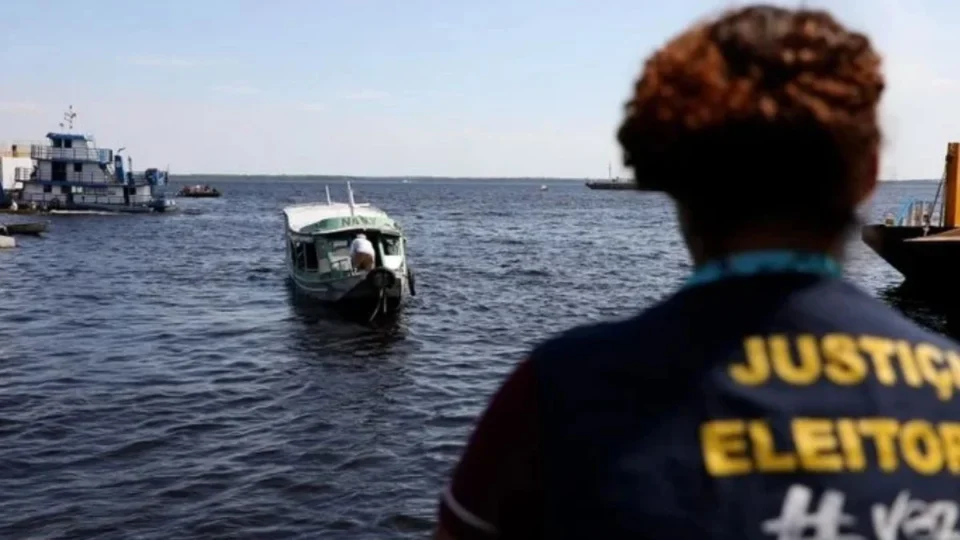 Eleitores usam barcos para chegar às urnas no Amazonas durante o segundo turno