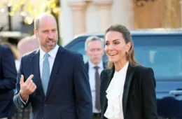 Kate Middleton surpreende em visita com príncipe William e chama atenção com saia xadrez
