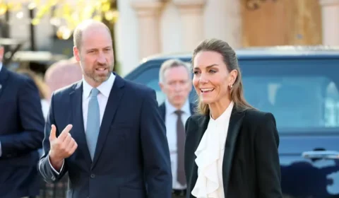 Kate Middleton surpreende em visita com príncipe William e chama atenção com saia xadrez