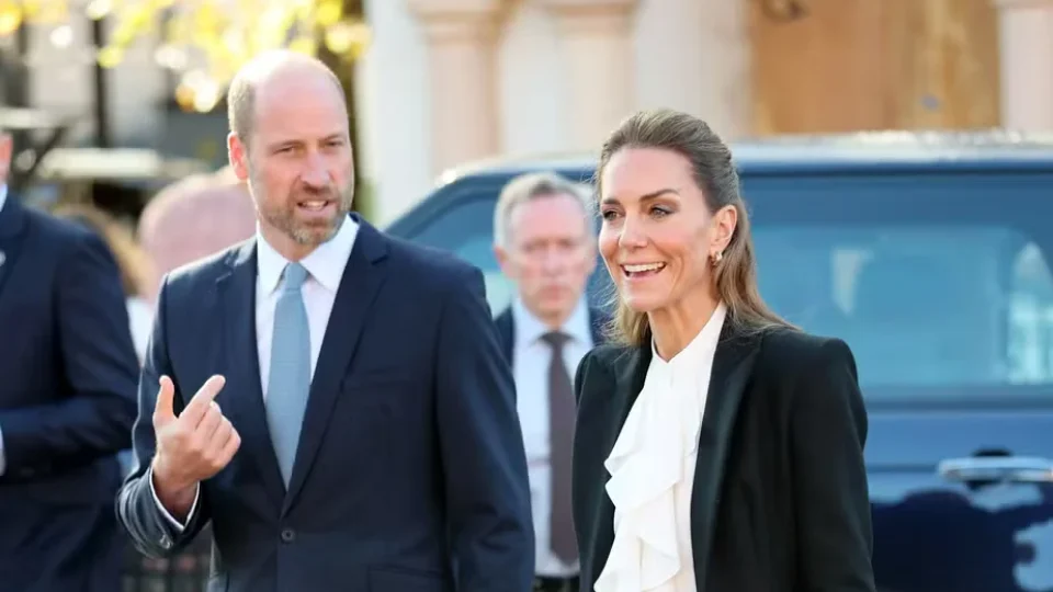Kate Middleton surpreende em visita com príncipe William e chama atenção com saia xadrez