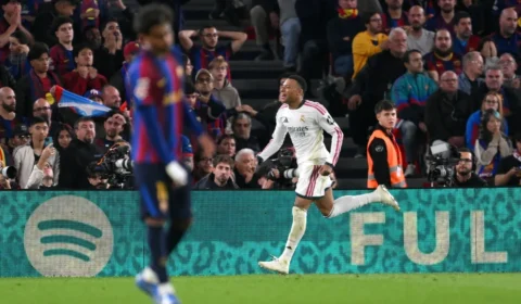 Kylian Mbappé marca 2 e Real Madrid vence Barça no Camp Nou