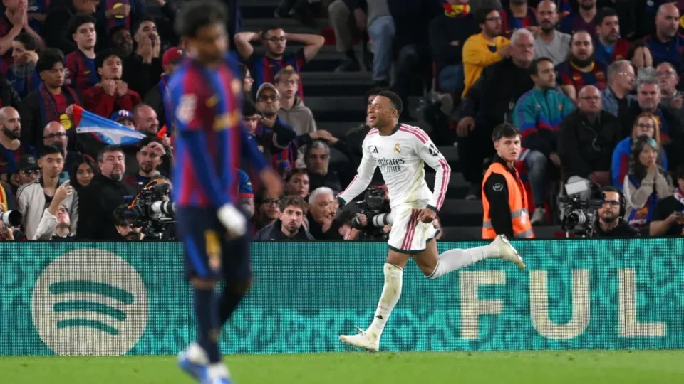 Kylian Mbappé marca 2 e Real Madrid vence Barça no Camp Nou