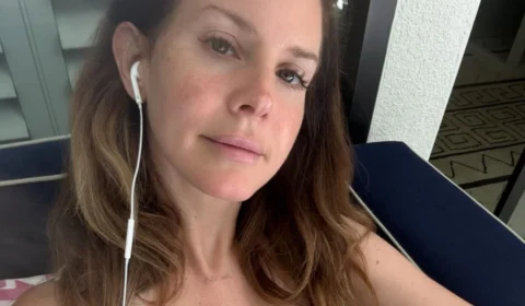 Lana Del Rey dá US$ 100 a mulher que tenta sair de relacionamento abusivo