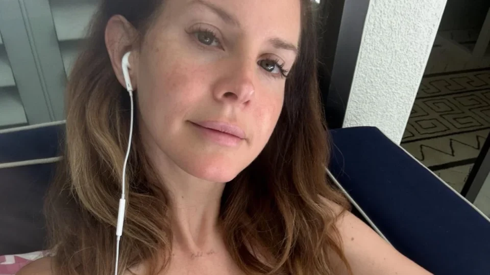 Lana Del Rey dá US$ 100 a mulher que tenta sair de relacionamento abusivo