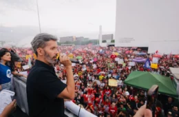 Estudantes vão às ruas contra Flávio; Grass fala em “defesa do Brasil”