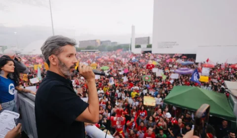 Estudantes vão às ruas contra Flávio; Grass fala em “defesa do Brasil”