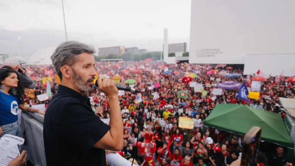 Estudantes vão às ruas contra Flávio; Grass fala em “defesa do Brasil”