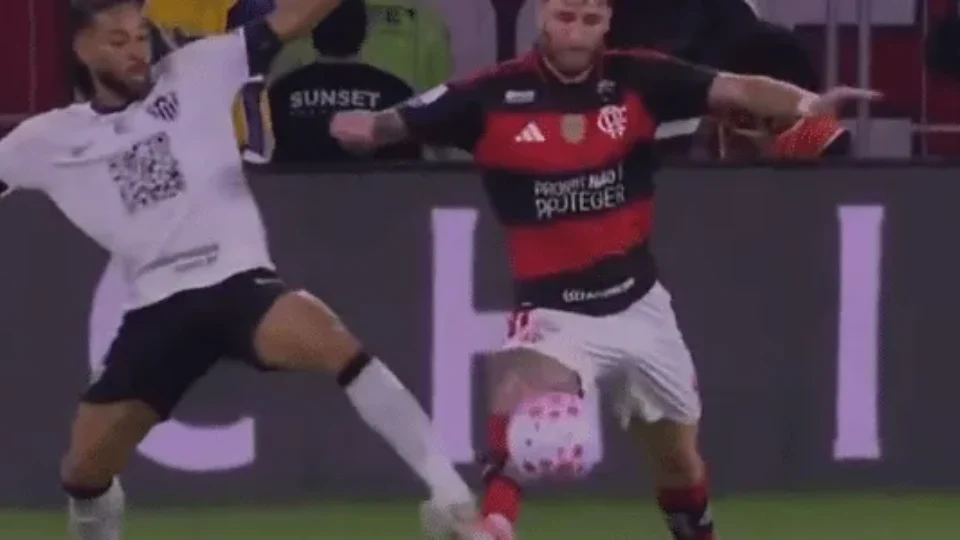 Pênalti nos acréscimos divide ex-árbitros e garante vitória do Flamengo sobre o Atlético-MG