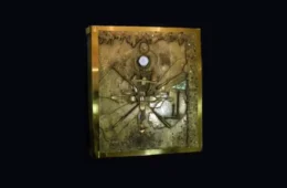 Livro avaliado em cerca de R$ 1,7 milhão com capa criada por Salvador Dalí é roubado na França