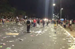 Festa pró-Lula deixa sujeira e fecha quadra comercial para limpeza em Brasília