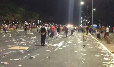 Festa pró-Lula deixa sujeira e fecha quadra comercial para limpeza em Brasília