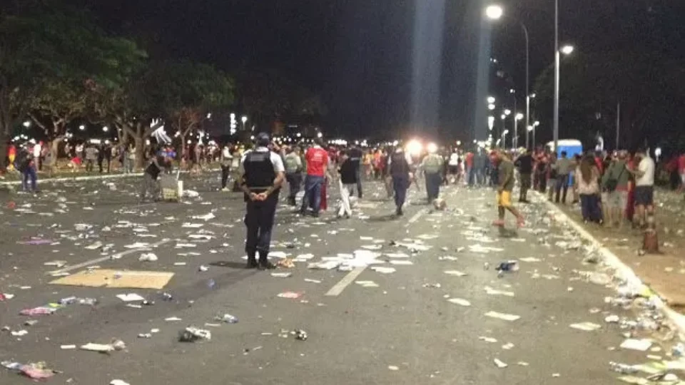 Festa pró-Lula deixa sujeira e fecha quadra comercial para limpeza em Brasília