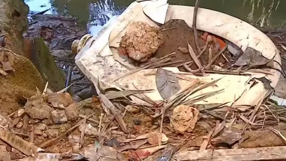Recém-nascido é encontrado com ferimento profundo perto de córrego e levado à UTI em SP