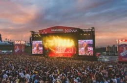 Lollapalooza 2027 anuncia Travis Scott, Charli XCX, The Killers e David Guetta no line-up