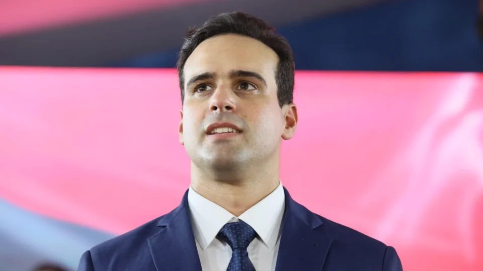 Lucas Ribeiro é reeleito governador da Paraíba no primeiro turno com 64,6% dos votos