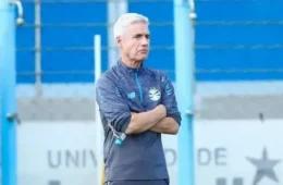 Grêmio deve milhões a Luís Castro e enfrenta crise com Renato sem vencer