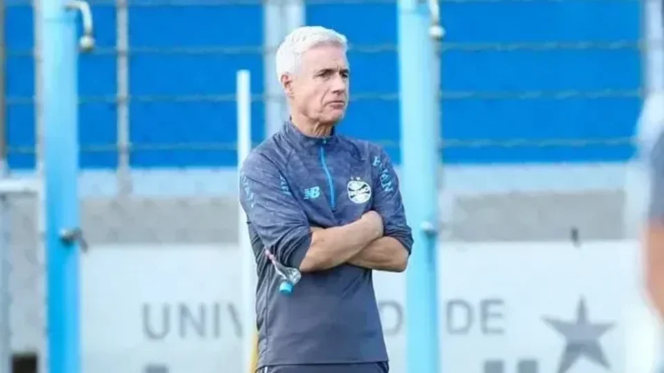 Grêmio deve milhões a Luís Castro e enfrenta crise com Renato sem vencer