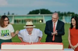 Lula apaga as velas durante comemoração de aniversário após reeleição