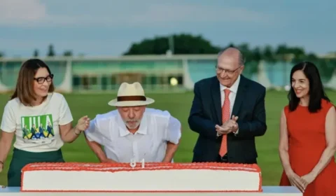 Lula apaga as velas durante comemoração de aniversário após reeleição