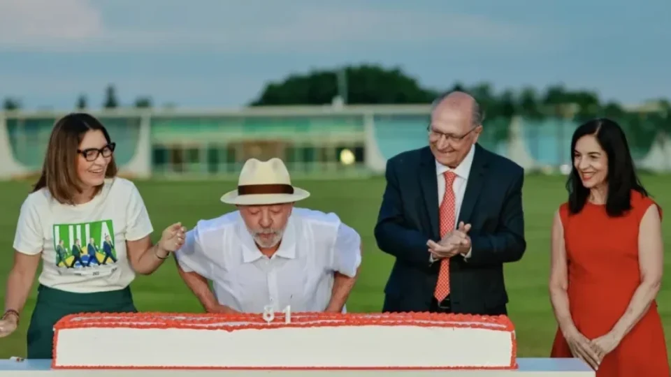 Lula apaga as velas durante comemoração de aniversário após reeleição