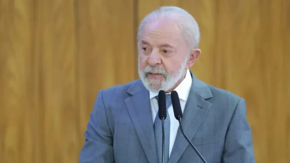 Lula defende reajuste acima da inflação para aposentados e questiona cortes de gastos de Flávio Bolsonaro